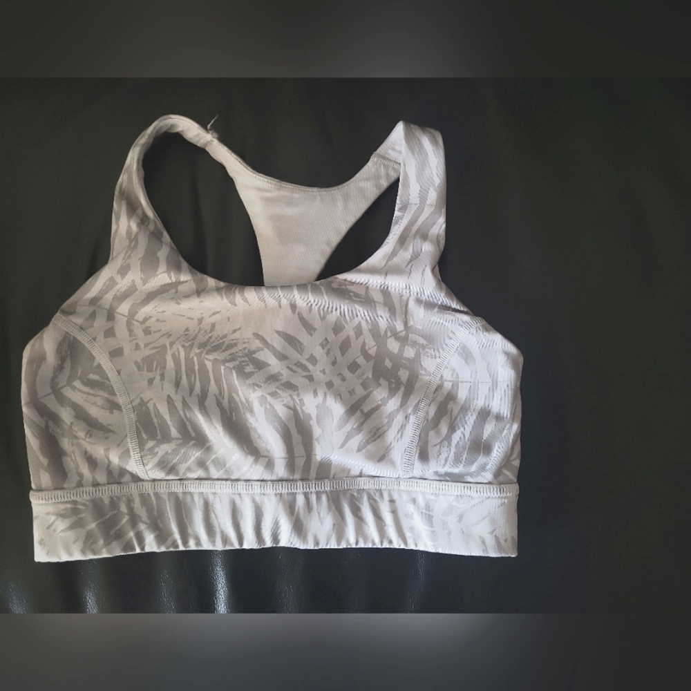 D (WC) 2/27 Lululemon Twist & Toil Sport Bra.  Size 4 - Picture 2 of 4